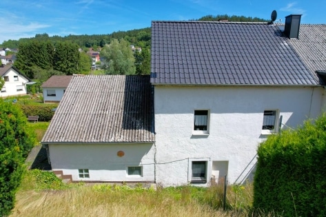 Einseitig angebautes Wohnhaus mit Garten und Garage