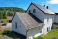 Einseitig angebautes Wohnhaus mit Garten und Garage