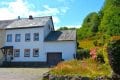 Einseitig angebautes Wohnhaus mit Garten und Garage