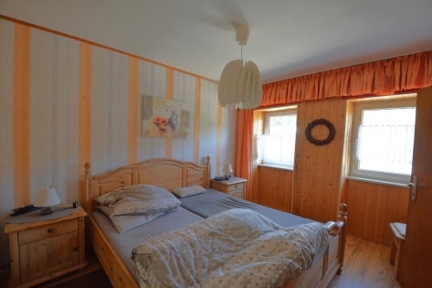 Einseitig angebautes Wohnhaus mit Garten und Garage