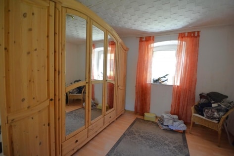Einseitig angebautes Wohnhaus mit Garten und Garage