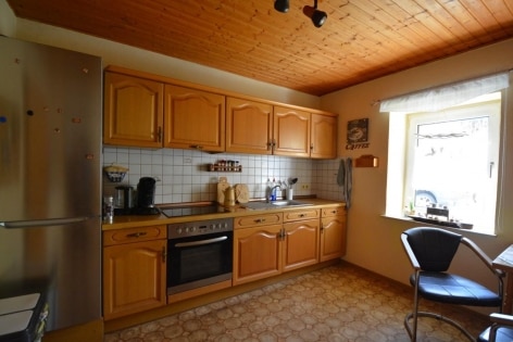 Einseitig angebautes Wohnhaus mit Garten und Garage