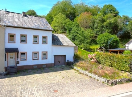 Einseitig angebautes Wohnhaus mit Garten und Garage