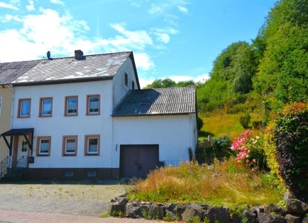 Einseitig angebautes Wohnhaus mit Garten und Garage