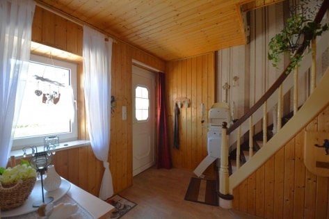 Einseitig angebautes Wohnhaus mit Garten und Garage