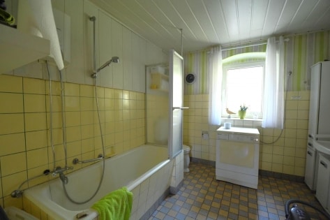 Einseitig angebautes Wohnhaus mit Garten und Garage