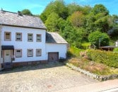Einseitig angebautes Wohnhaus mit Garten und Garage