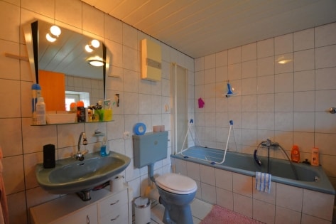 Einseitig angebautes Wohnhaus mit Scheune und Garage