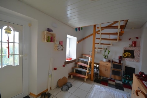 Einseitig angebautes Wohnhaus mit Scheune und Garage