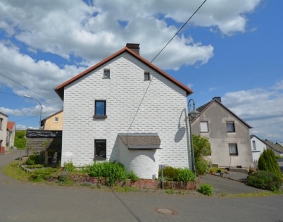 Einseitig angebautes Wohnhaus mit Scheune und Garage