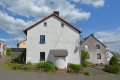 Einseitig angebautes Wohnhaus mit Scheune und Garage