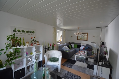 Einseitig angebautes Wohnhaus mit Scheune und Garage