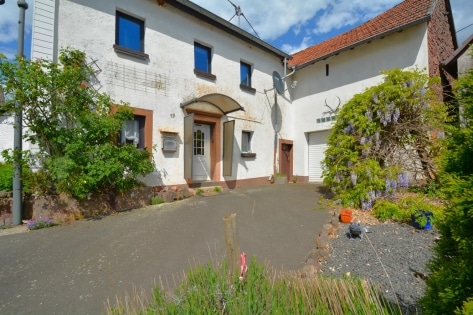 Einseitig angebautes Wohnhaus mit Scheune und Garage