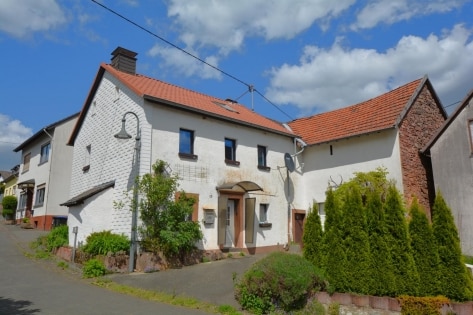 Einseitig angebautes Wohnhaus mit Scheune und Garage