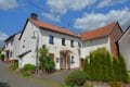 Einseitig angebautes Wohnhaus mit Scheune und Garage