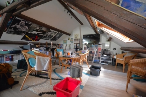 Einseitig angebautes Wohnhaus mit Scheune und Garage