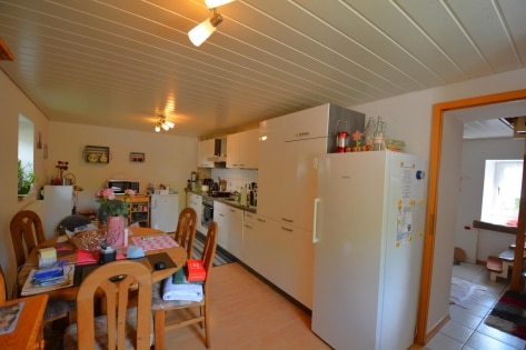 Einseitig angebautes Wohnhaus mit Scheune und Garage