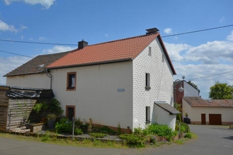 Einseitig angebautes Wohnhaus mit Scheune und Garage