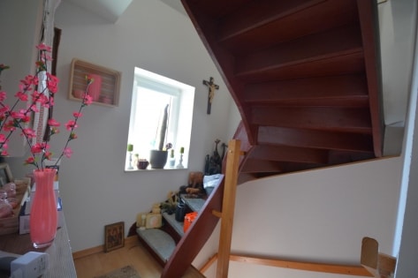 Einseitig angebautes Wohnhaus mit Scheune und Garage