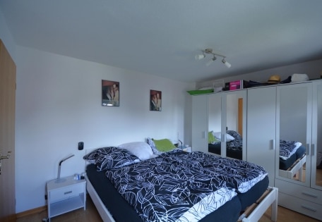 Einseitig angebautes Wohnhaus mit Scheune und Garage
