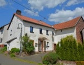 Einseitig angebautes Wohnhaus mit Scheune und Garage