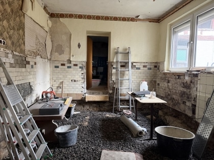 Entkerntes Wohnhaus mit Innenhof und Nebengeb�uden in M�nstermaifeld!