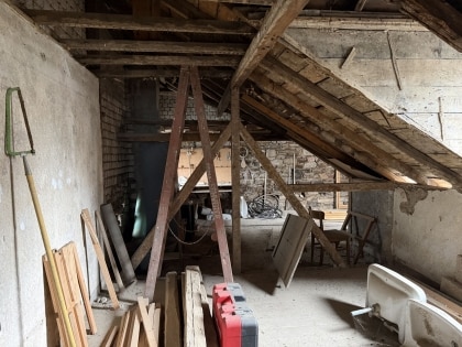 Entkerntes Wohnhaus mit Innenhof und Nebengeb�uden in M�nstermaifeld!