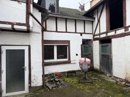 Entkerntes Wohnhaus mit Innenhof und Nebengeb�uden in M�nstermaifeld!