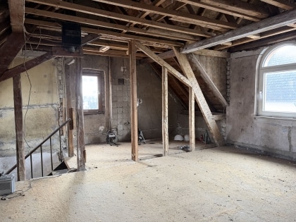 Entkerntes Wohnhaus mit Innenhof und Nebengeb�uden in M�nstermaifeld!