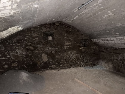 Entkerntes Wohnhaus mit Innenhof und Nebengeb�uden in M�nstermaifeld!