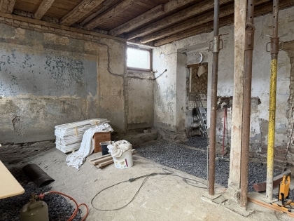 Entkerntes Wohnhaus mit Innenhof und Nebengeb�uden in M�nstermaifeld!