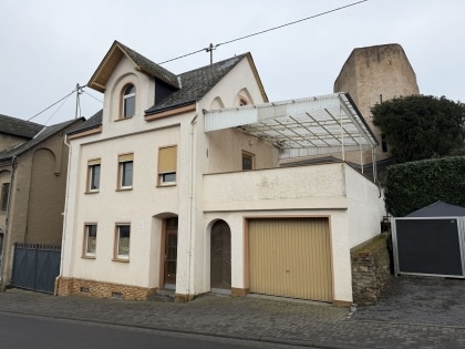 Entkerntes Wohnhaus mit Innenhof und Nebengeb�uden in M�nstermaifeld!