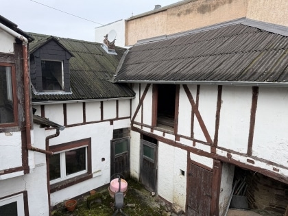 Entkerntes Wohnhaus mit Innenhof und Nebengeb�uden in M�nstermaifeld!