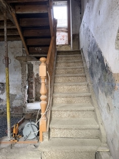 Entkerntes Wohnhaus mit Innenhof und Nebengeb�uden in M�nstermaifeld!