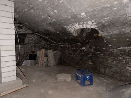 Entkerntes Wohnhaus mit Innenhof und Nebengeb�uden in M�nstermaifeld!