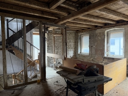 Entkerntes Wohnhaus mit Innenhof und Nebengeb�uden in M�nstermaifeld!