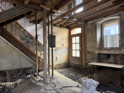 Entkerntes Wohnhaus mit Innenhof und Nebengeb�uden in M�nstermaifeld!