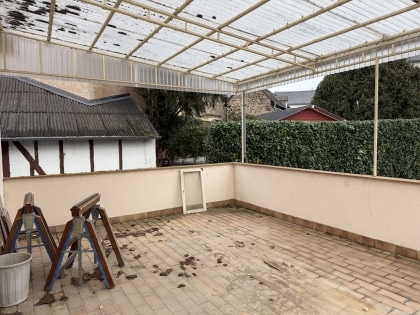 Entkerntes Wohnhaus mit Innenhof und Nebengeb�uden in M�nstermaifeld!