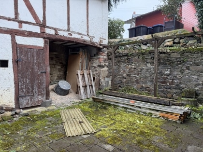 Entkerntes Wohnhaus mit Innenhof und Nebengeb�uden in M�nstermaifeld!