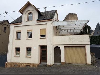 Entkerntes Wohnhaus mit Innenhof und Nebengeb�uden in M�nstermaifeld!