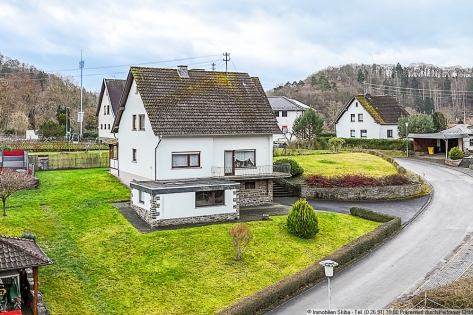 Erh�hte Lage: Gepflegtes Wohnhaus mit Aussicht und zwei Garagen