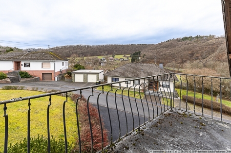 Erh�hte Lage: Gepflegtes Wohnhaus mit Aussicht und zwei Garagen