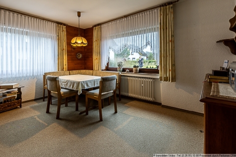 Erh�hte Lage: Gepflegtes Wohnhaus mit Aussicht und zwei Garagen