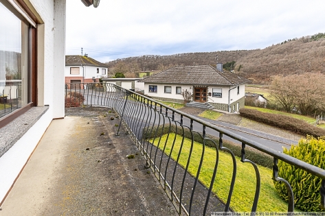 Erh�hte Lage: Gepflegtes Wohnhaus mit Aussicht und zwei Garagen