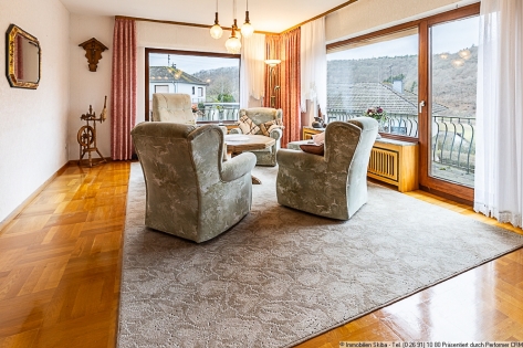 Erh�hte Lage: Gepflegtes Wohnhaus mit Aussicht und zwei Garagen