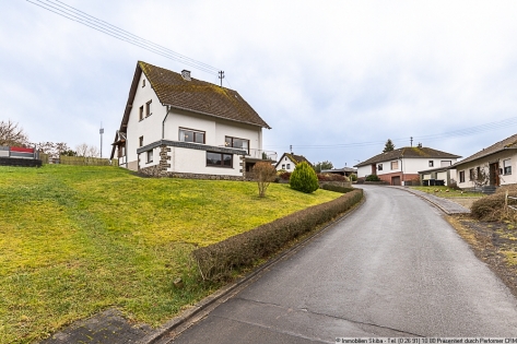 Erh�hte Lage: Gepflegtes Wohnhaus mit Aussicht und zwei Garagen