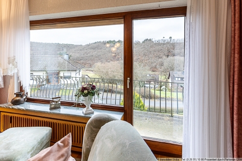 Erh�hte Lage: Gepflegtes Wohnhaus mit Aussicht und zwei Garagen