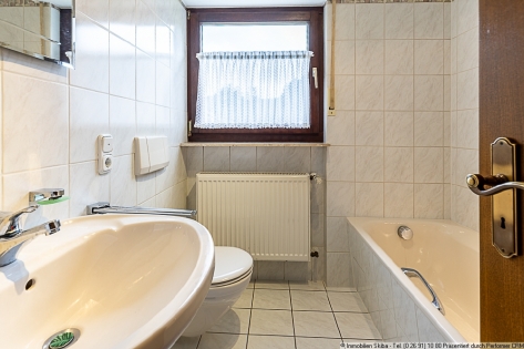 Erh�hte Lage: Gepflegtes Wohnhaus mit Aussicht und zwei Garagen