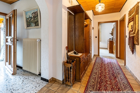 Erh�hte Lage: Gepflegtes Wohnhaus mit Aussicht und zwei Garagen