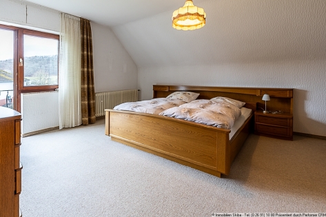 Erh�hte Lage: Gepflegtes Wohnhaus mit Aussicht und zwei Garagen